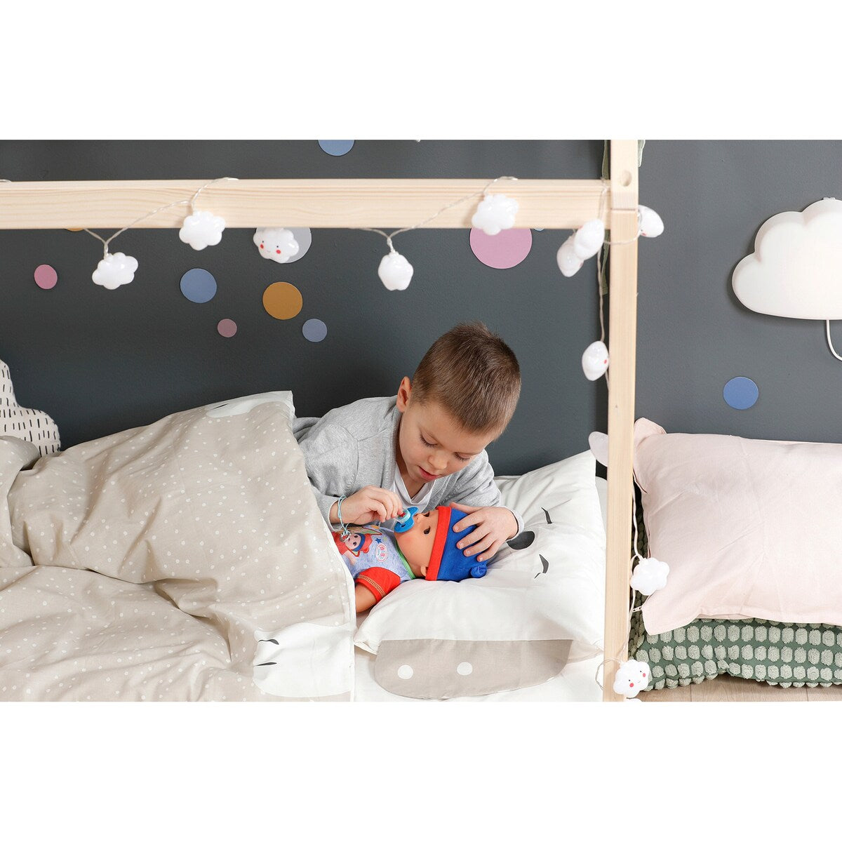 Dukke Jonas 43 cm med 10 funksjoner med tilbehør