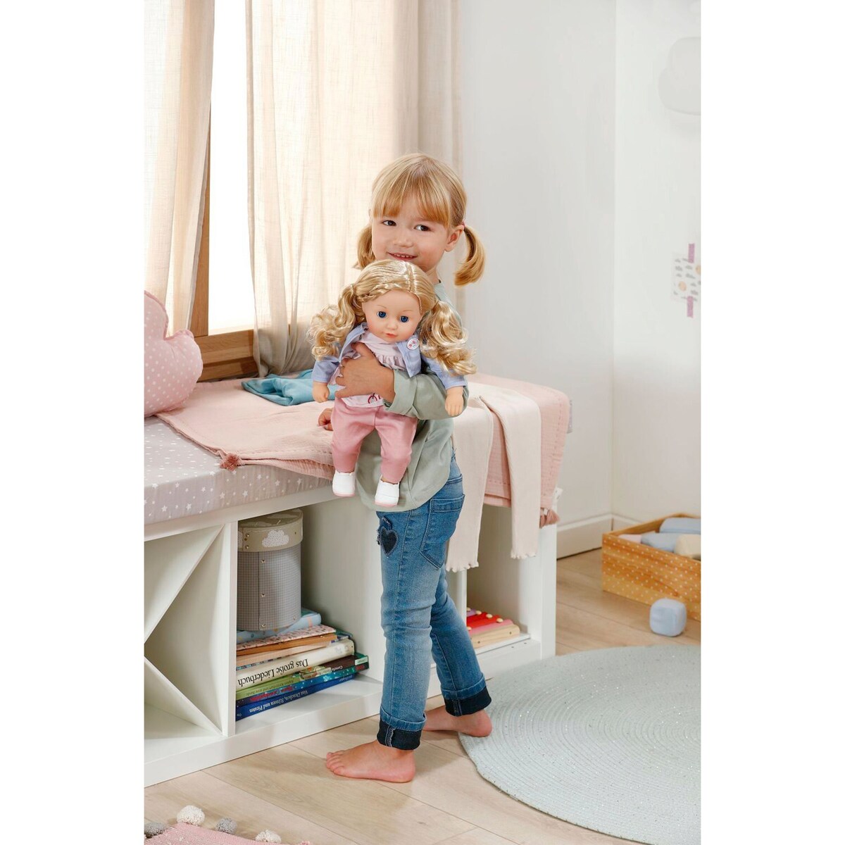 Dukke Sophia med sovende øyne og langt hår 36 cm bakside