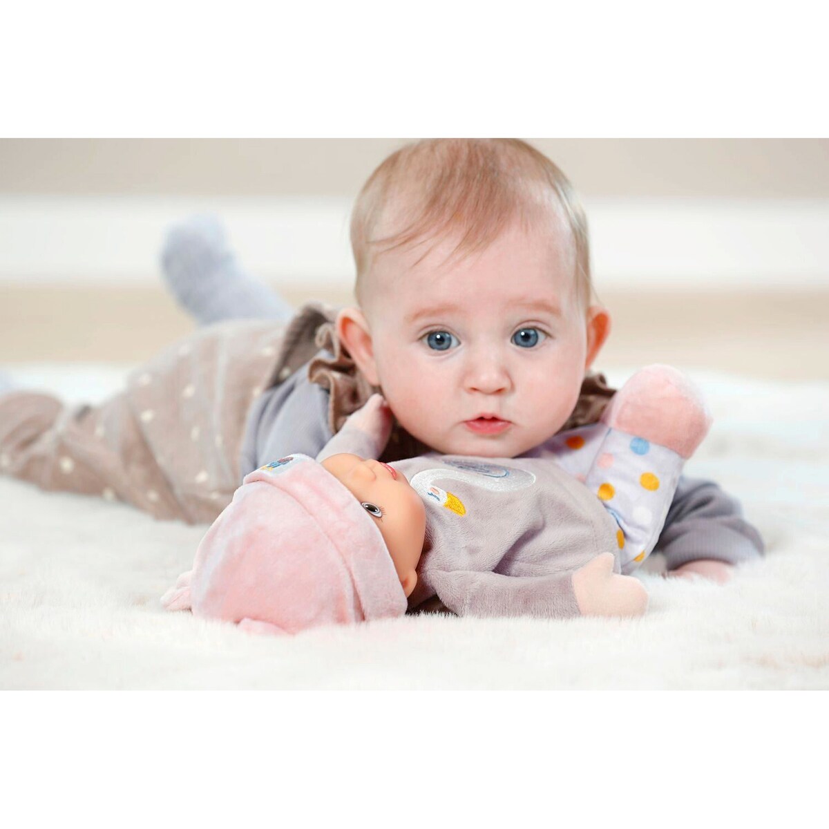 Dukke Sweetie for babies med rangle i mauve klær