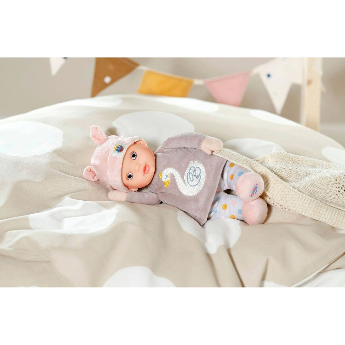 Dukke Sweetie for babies med rangle holding rangle