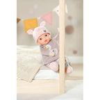 Dukke Sweetie for babies med rangle vaskbar etikett