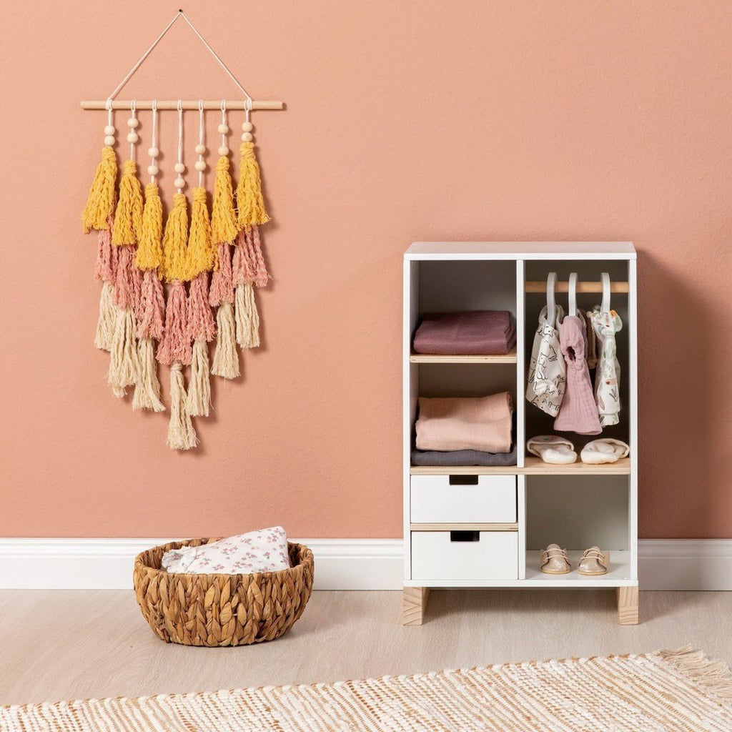 Dukkegarderobe Viola i tre med skandinavisk design bakside