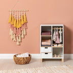 Dukkegarderobe Viola i tre med skandinavisk design bakside