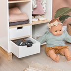 Detalj av Dukkegarderobe Viola i tre med skandinavisk design