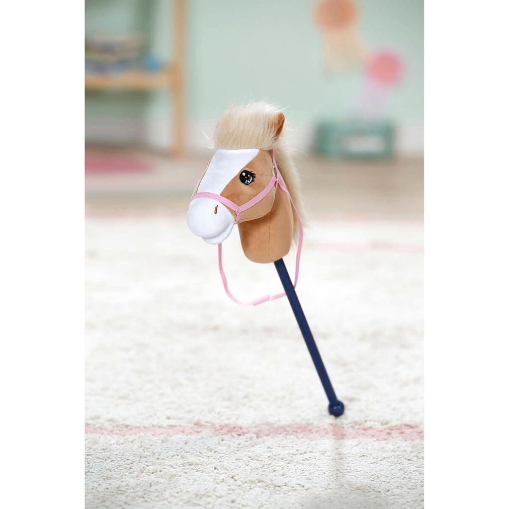 Bakside av Dukkenes hobby horsing-sett 43 cm med turneringssløyfe