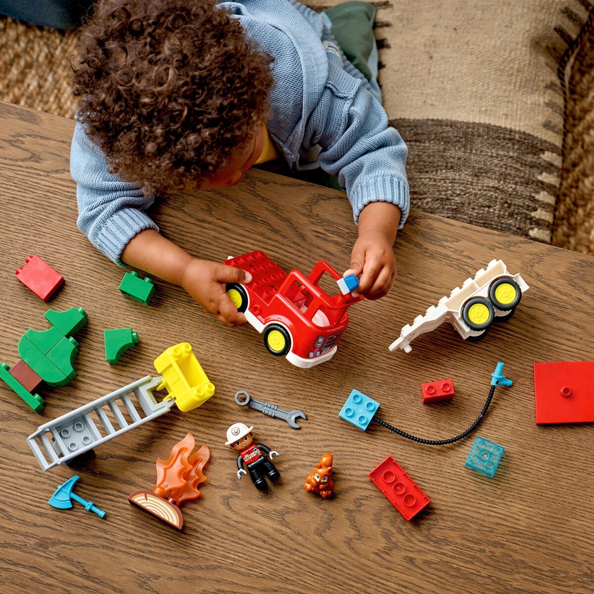Detalj av DUPLO® brannbil med slange og brannmann 10473