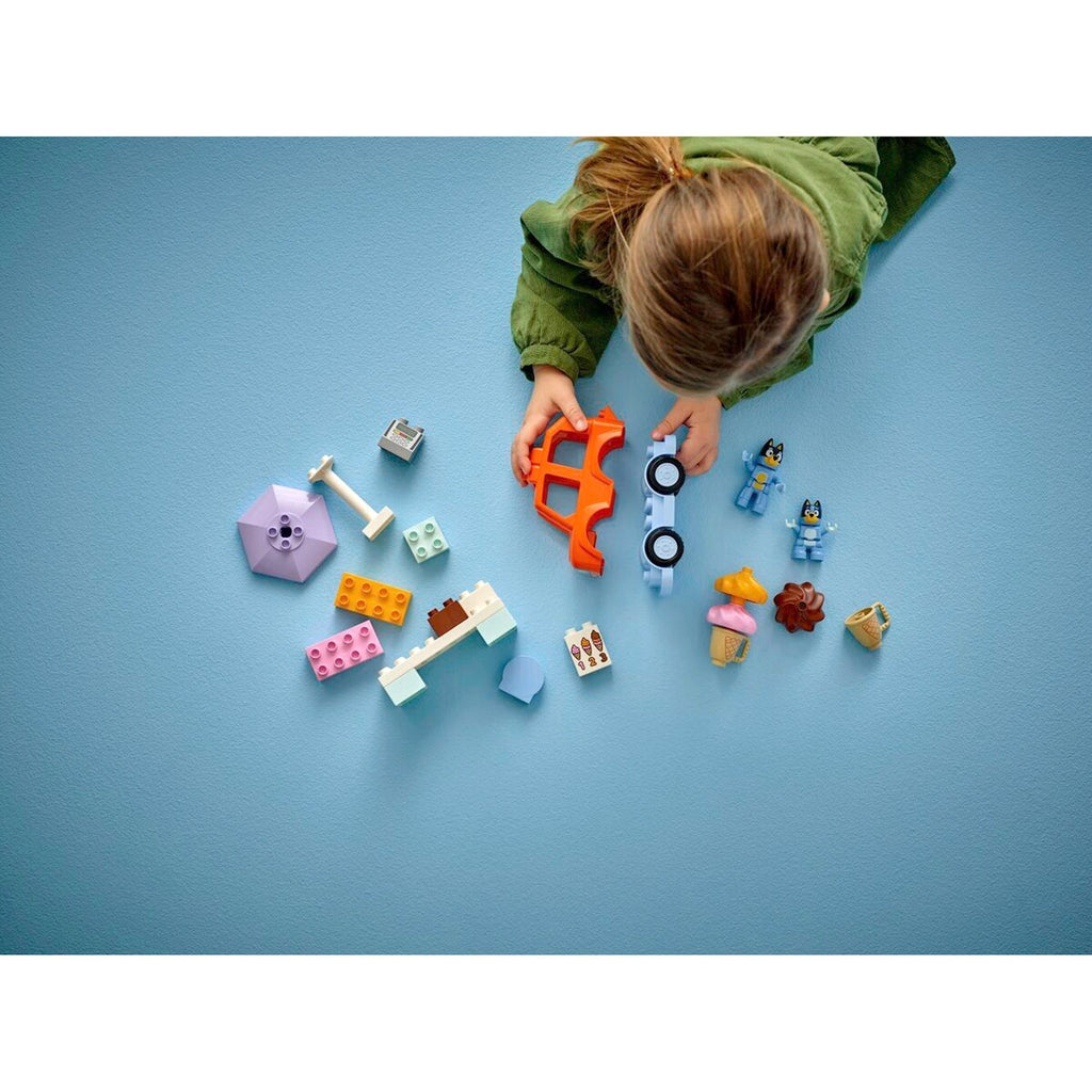 DUPLO tur til iskrembar med Bluey detalj av figurer