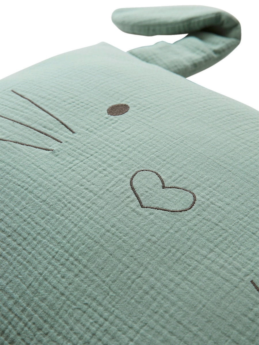 Detaljbilde av broderte applikasjoner på Dynetrekk for baby MINZHASE med musselin