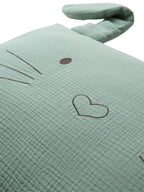Detaljbilde av broderte applikasjoner på Dynetrekk for baby MINZHASE med musselin