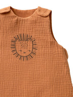 Ermeløs sommersovepose for baby ETHNIC musselin TOG 1 bakside