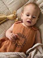 Detalj av trykknapper på Ermeløs sommersovepose for baby ETHNIC musselin TOG 1