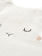 Detalj av brodert sau på Ermeløs sovepose for baby SCHÄFCHEN