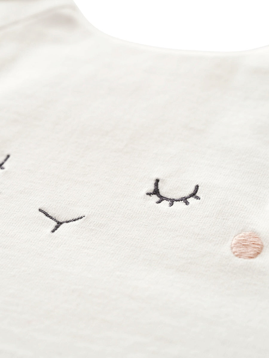 Detalj av brodert sau på Ermeløs sovepose for baby SCHÄFCHEN