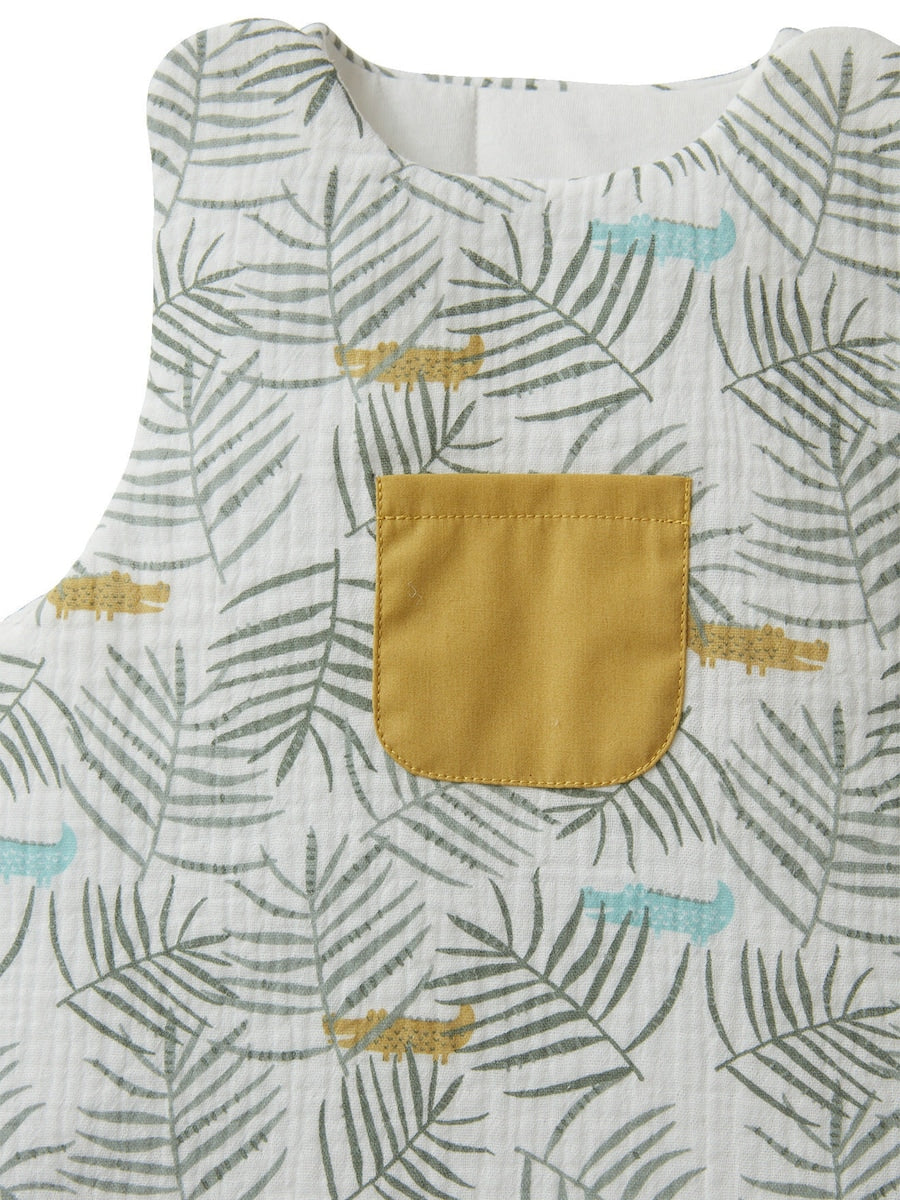 Detalj av mønster på Ermeløs sovepose for baby TREK i musselin