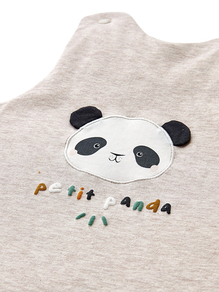 Ermeløs sovepose for baby KLEINER PANDA i jersey detalj av panda-applikasjon