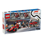 Nærbilde av minifigurer i F1® pitstop med mekanikere og Ferrari-bil