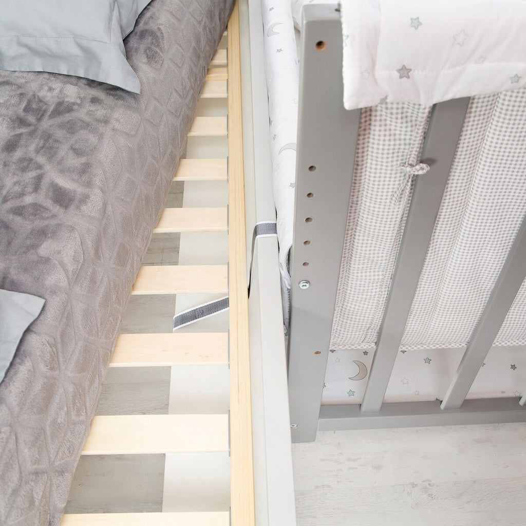 Detalj av festestropp for boxspringmadrass til bedside-seng
