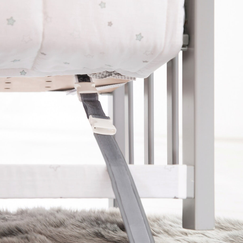 Nærbilde av festestropp for boxspringmadrass til bedside-seng