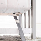 Nærbilde av festestropp for boxspringmadrass til bedside-seng