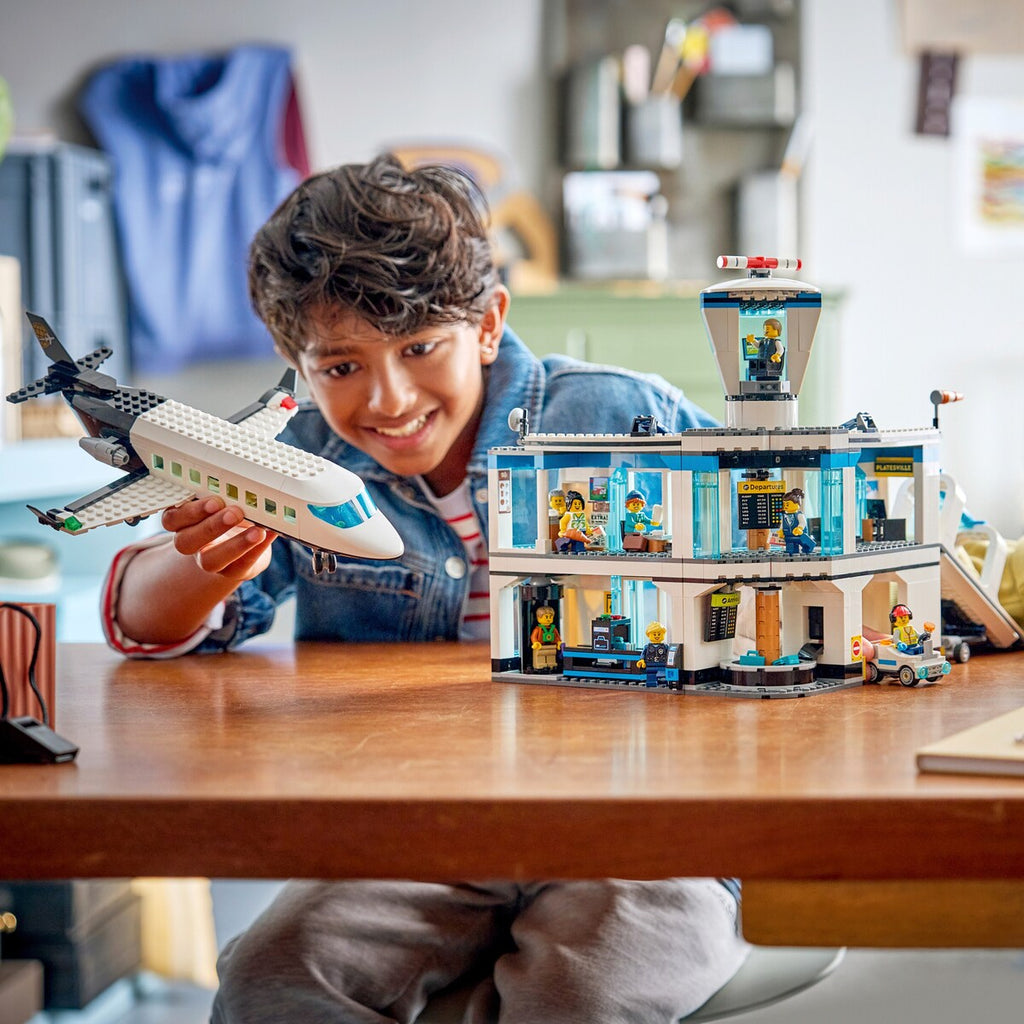 Montert Flyplass med fly 60502 LEGO City med fly og gangway