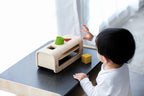 Formsorteringsleke i gummitreverk fra 12 mnd fra PlanToys detalj av former