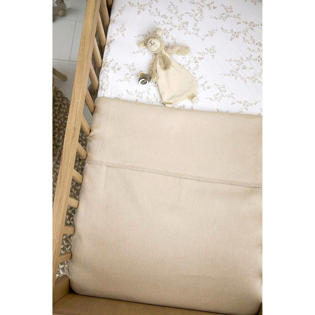 Nærbilde av elastisk gummistrikk på Formsydd laken i jersey 50x90 cm bomull Meyco Baby