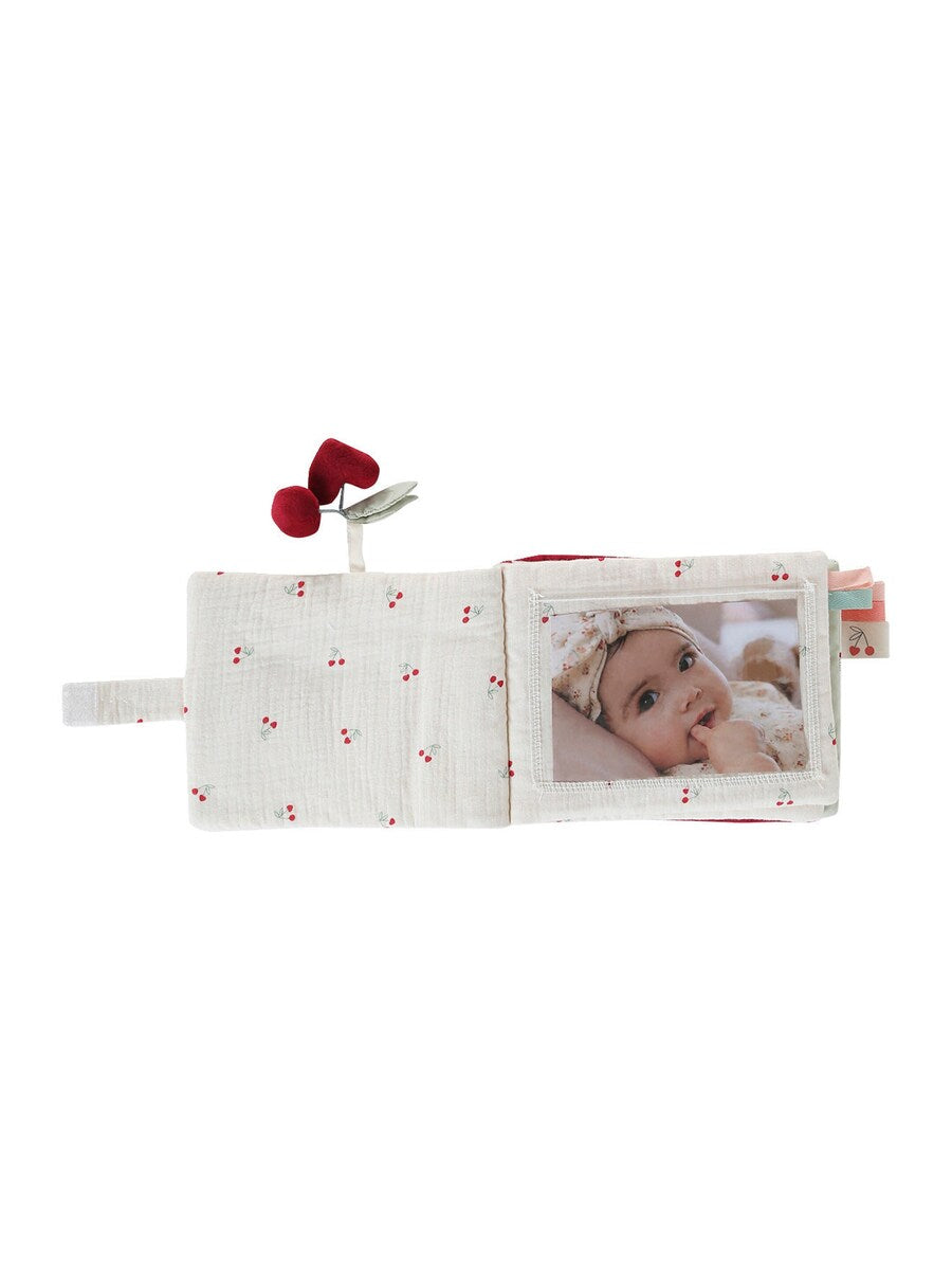 Fotobok i bomull for baby CHERRY 18x14 cm bakside med kirsebærmønster