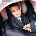 Nærbilde av justerbar mumiekapuze på Fotpose til babystol og bærebag Diamond Edition powder