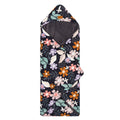 Fotpose i fleece Tanaga til babystol og bærebag, blomster forfra