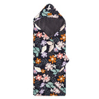 Fotpose i fleece Tanaga til babystol og bærebag, blomster forfra