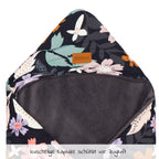 Fotpose i fleece Tanaga til babystol og bærebag, blomster på stellematte