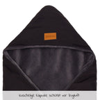 Detalj av vannavvisende materiale på Fotpose i fleece Tanaga til babystol og bærebag