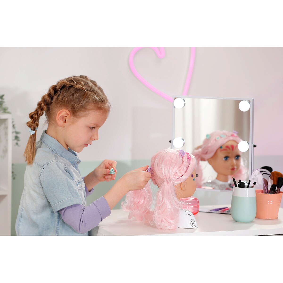 Detalj av Frisør- og sminkehode Kreativ fra 3 år hår
