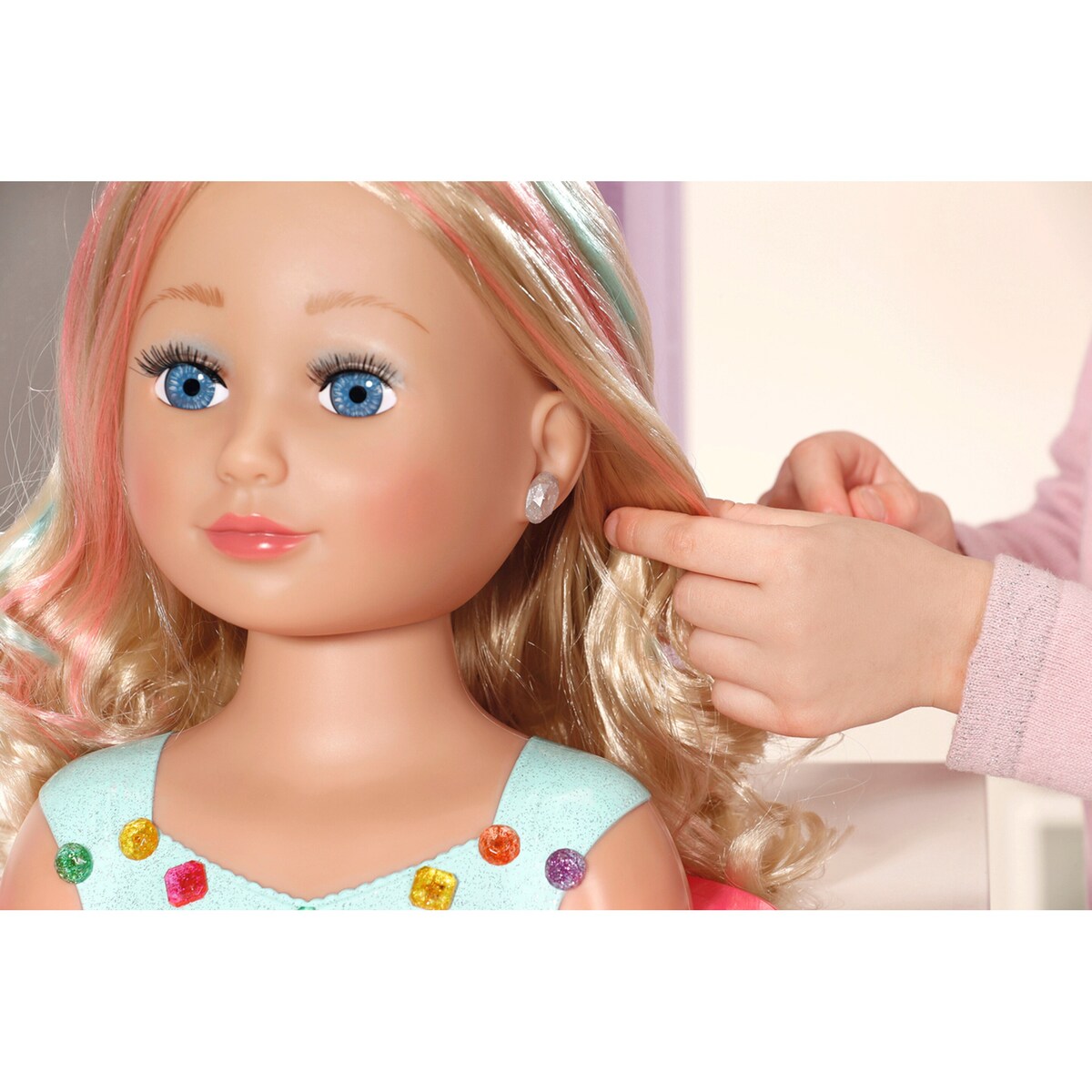 Nærbilde av tiara og edelstein-pins på Sister Styling Head Princess