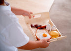 Frokostsett i gummibaumtre 18 x 25,5 cm fra 2 år fra PlanToys pakket i miljøvennlig emballasje