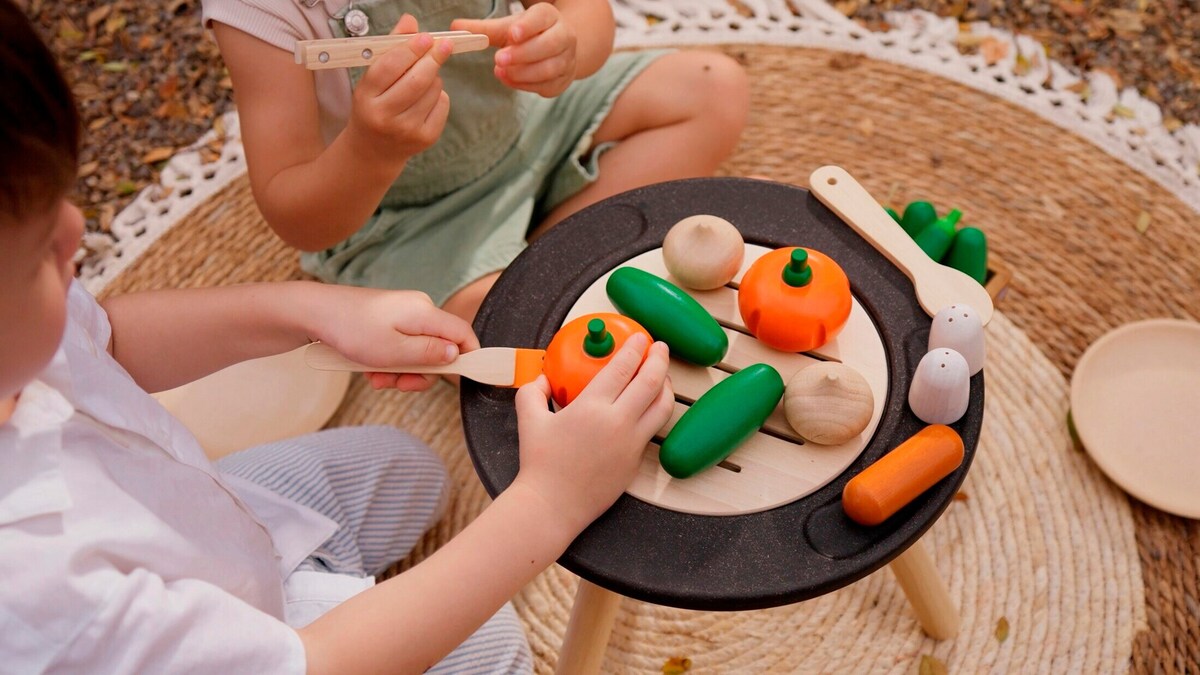 Frukt- og grønnsakssett i gummitre 6 deler - PlanToys
