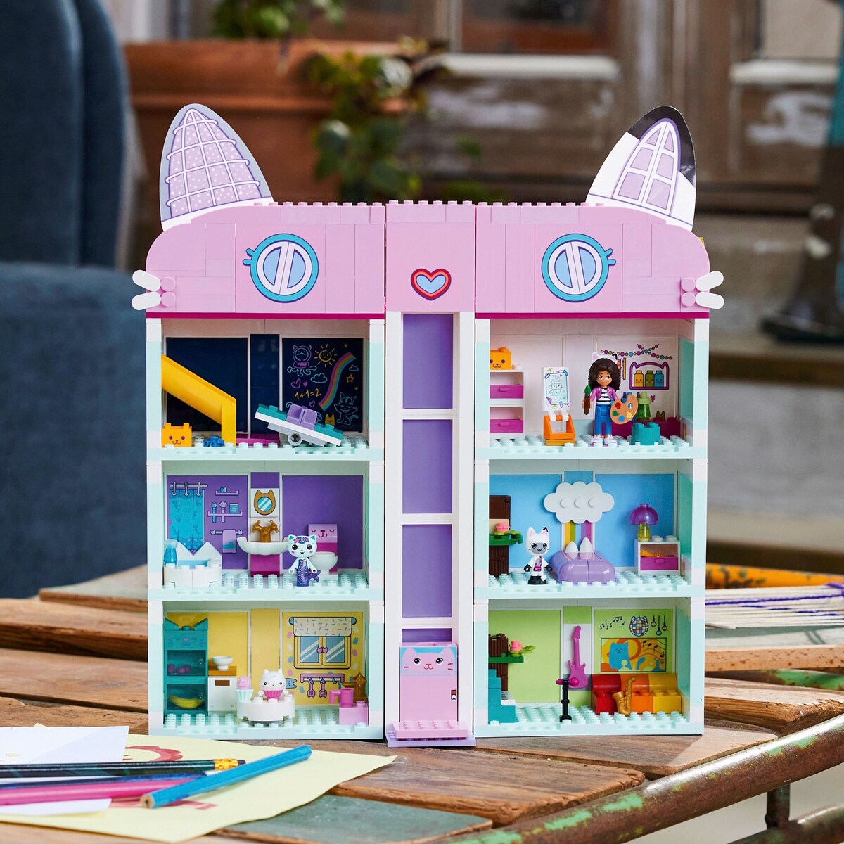 Nærbilde av LEGO®-figuren Gabby i dukkehuset