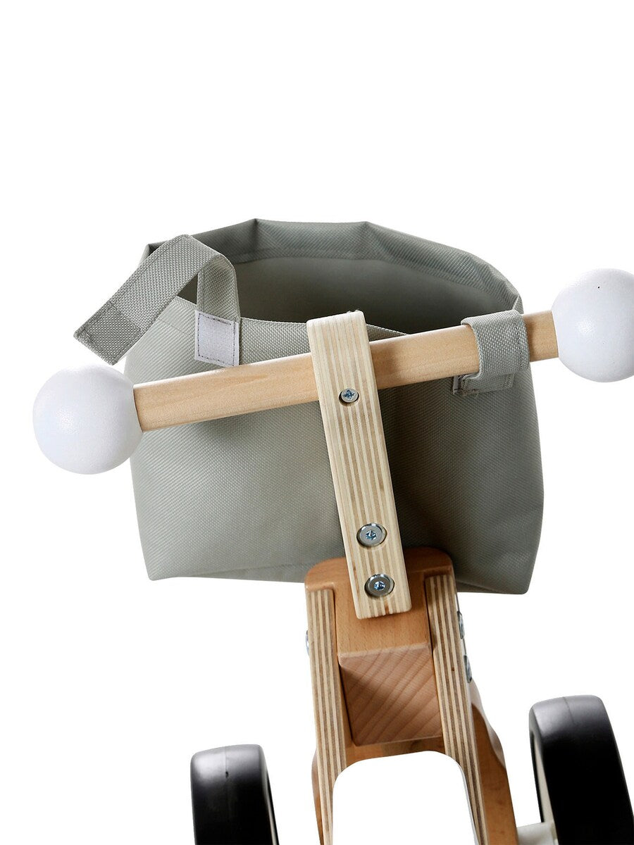 Detalj av stoffkurv på Gåbil i tre FSC® med stoffkurv 52 x 36 cm