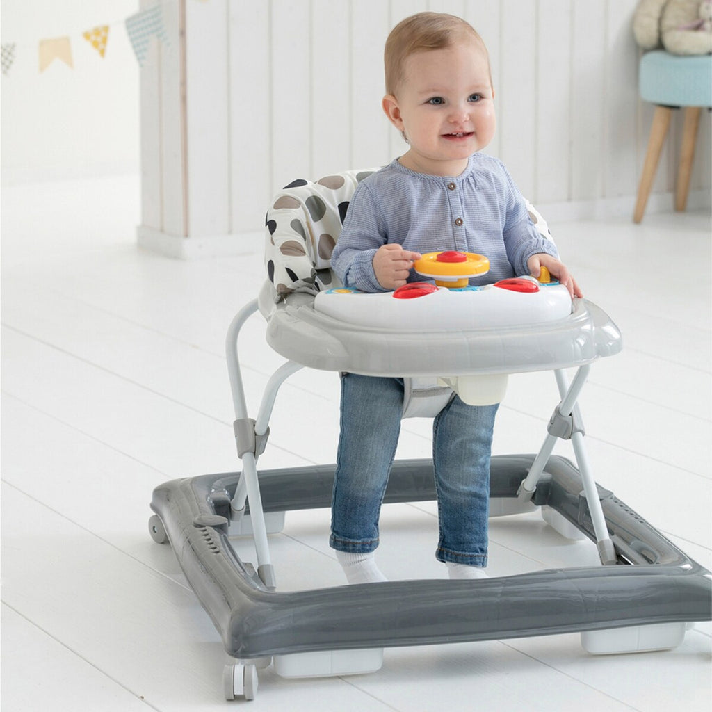 Nærbilde av hjul på gåstol med aktivitetsbrett fra 6 mnd, opptil 12 kg