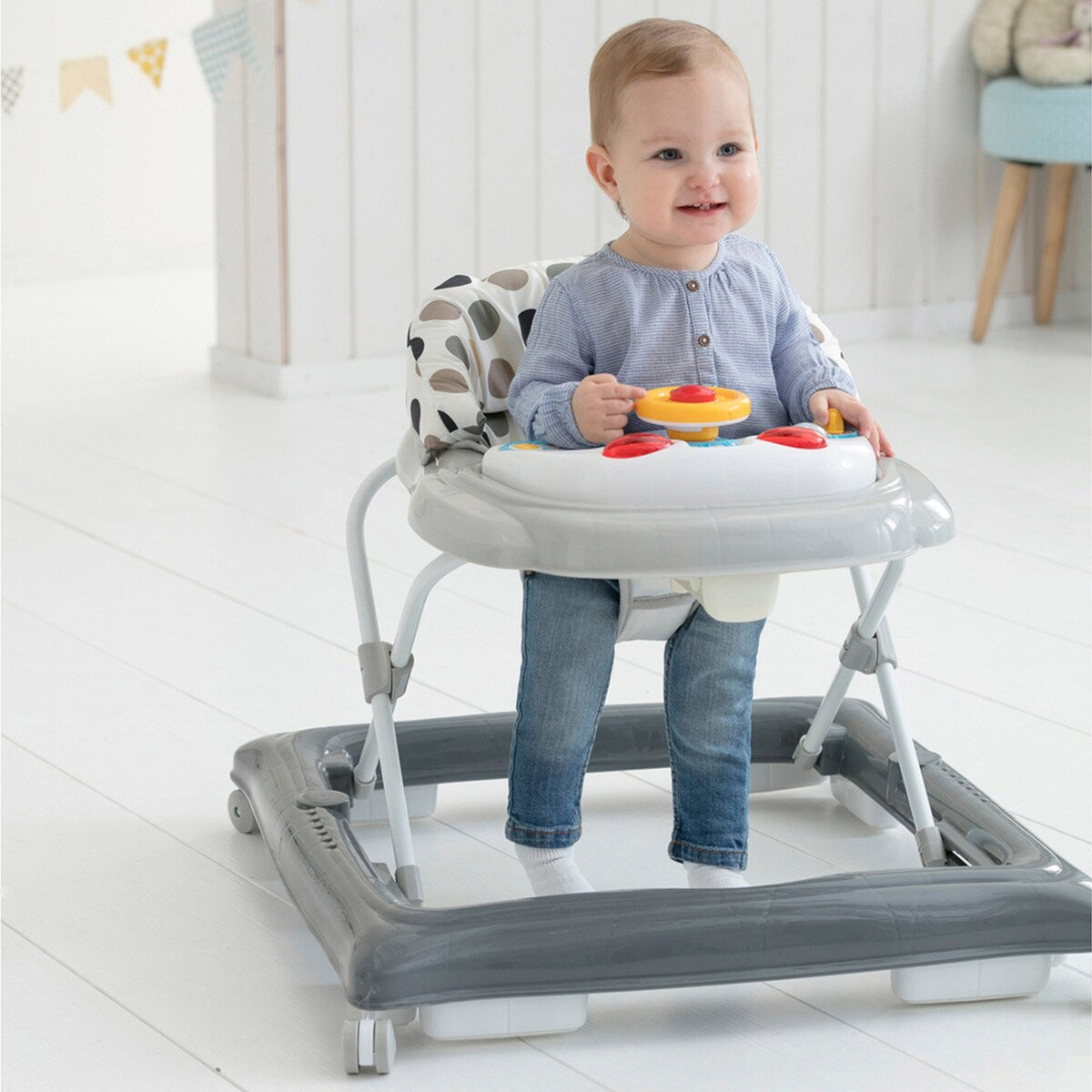 Nærbilde av hjul på gåstol med aktivitetsbrett fra 6 mnd, opptil 12 kg
