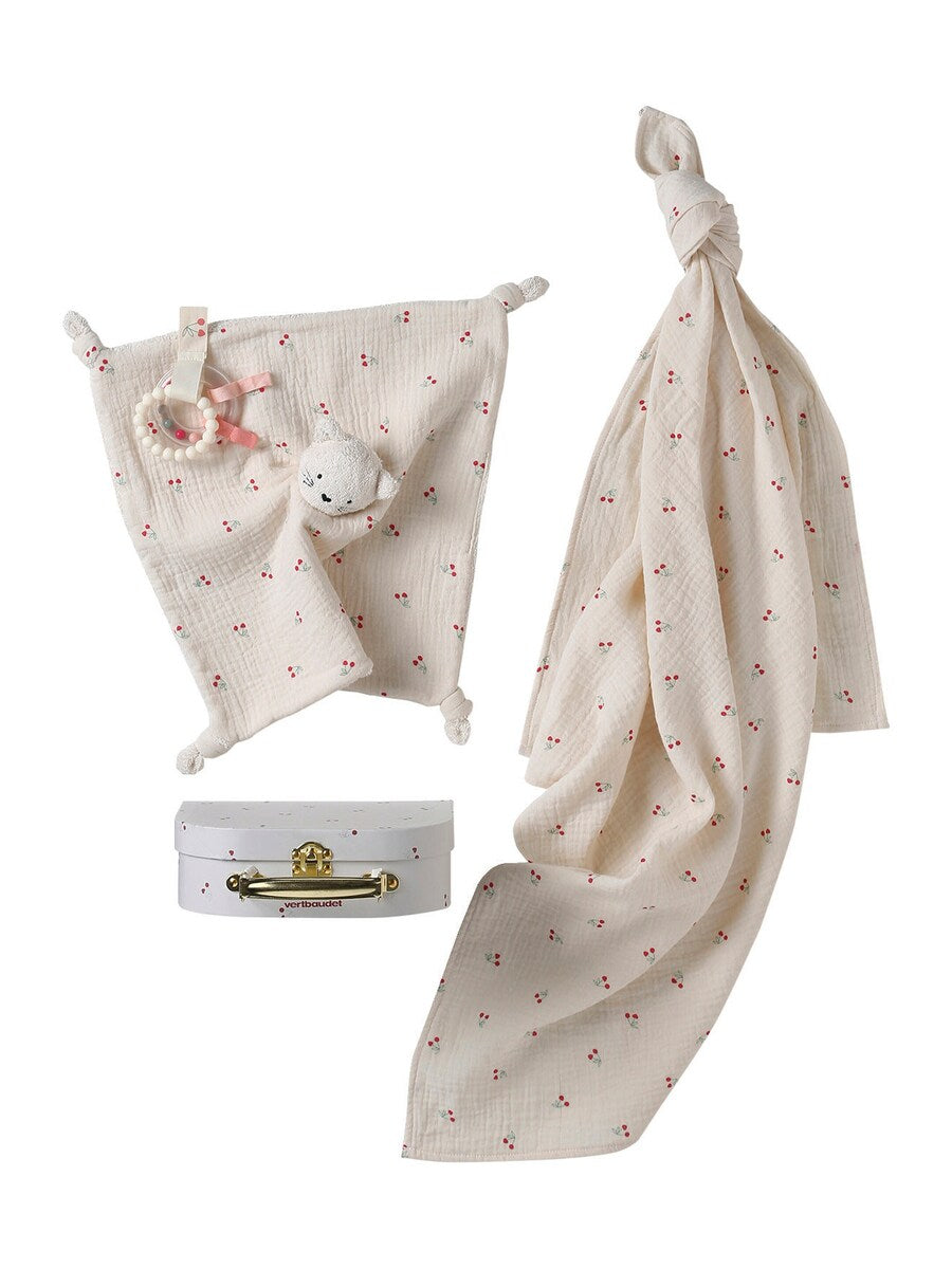 Gavesett med koseklut, biteringer og svøpeteppe CHERRY forfra