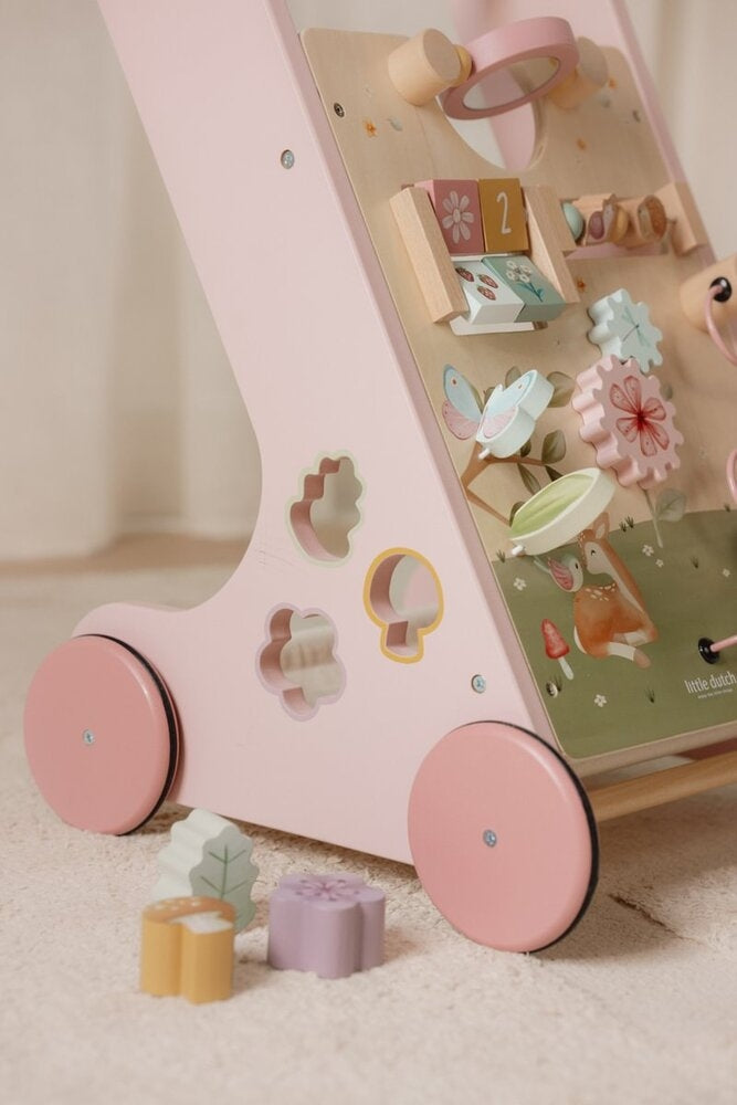 Gåvogn med aktiviteter Fairy Garden i tre - Little Dutch montert i rom
