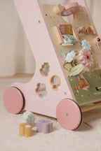 Gåvogn med aktiviteter Fairy Garden i tre - Little Dutch montert i rom