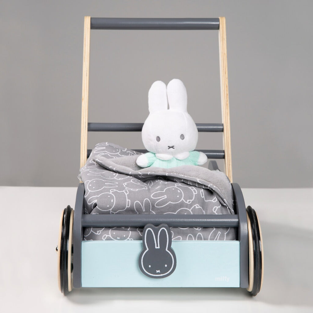 Nærbilde av håndtak på Gåvogn med brems Miffy fra 12 mnd massivtre natur/mint