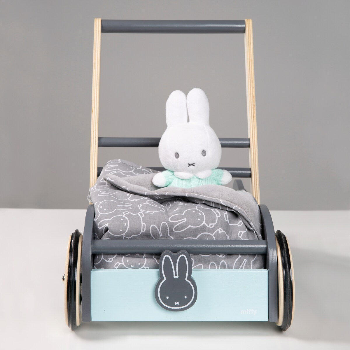Nærbilde av håndtak på Gåvogn med brems Miffy fra 12 mnd massivtre natur/mint