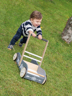 Nærbilde av brems på Gåvogn med brems Rock Star Baby 3 fra 12 mnd massivtre