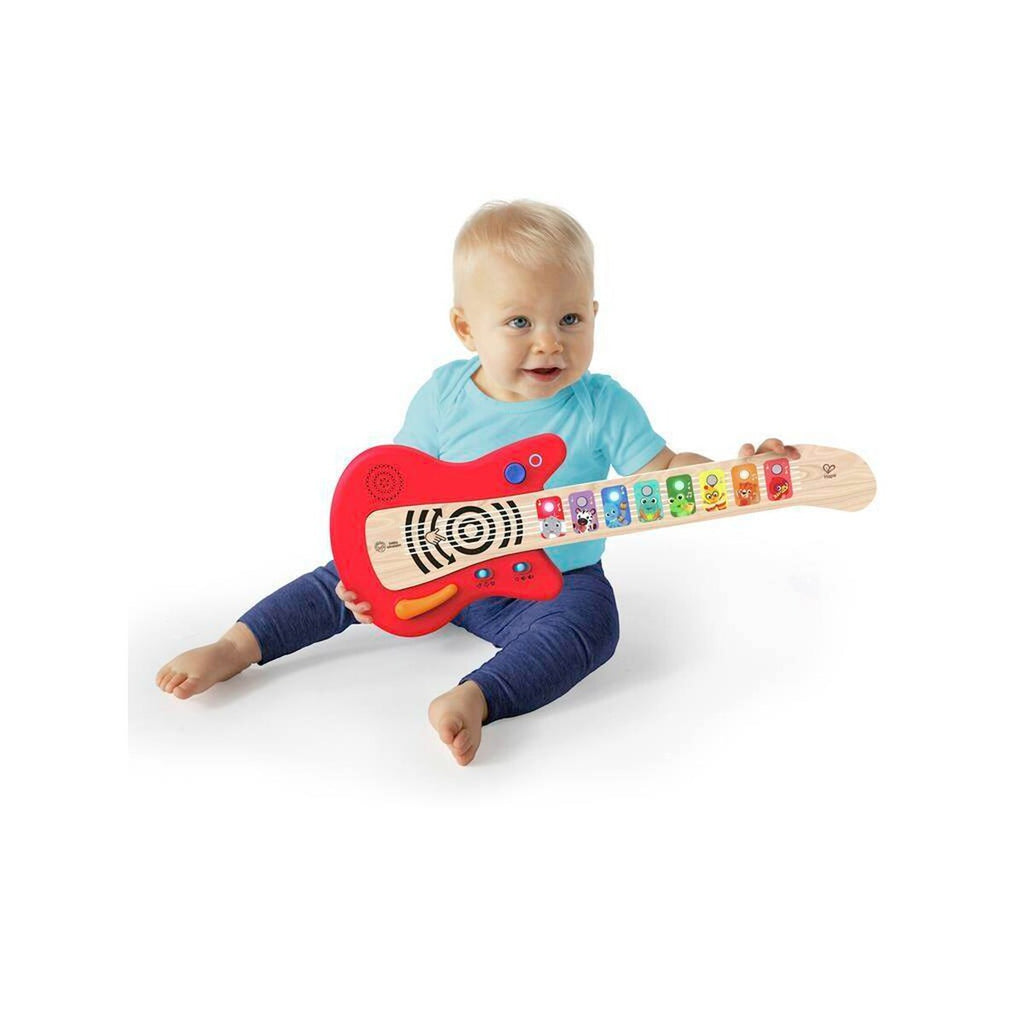 Barn som leker med Gitar Together in Tune Guitar™ i tre
