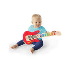 Barn som leker med Gitar Together in Tune Guitar™ i tre