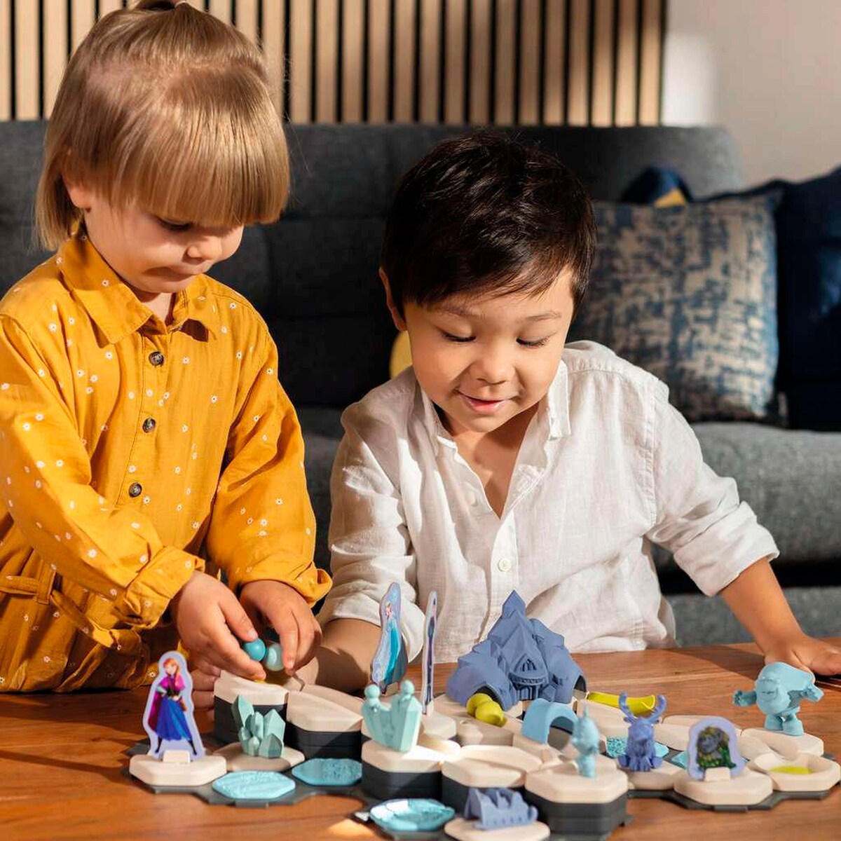 Sidevisning av bunnplate og kurver i GraviTrax Junior Extension Frozen kulebane