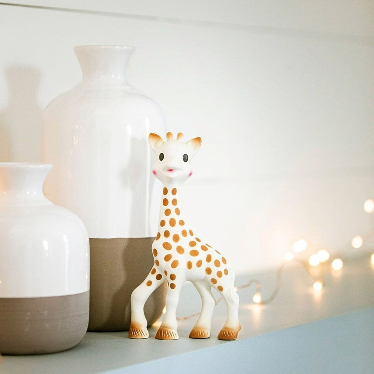Nærbilde av tekstur på Gripeleke giraff i naturgummi 19 cm Sophie la girafe